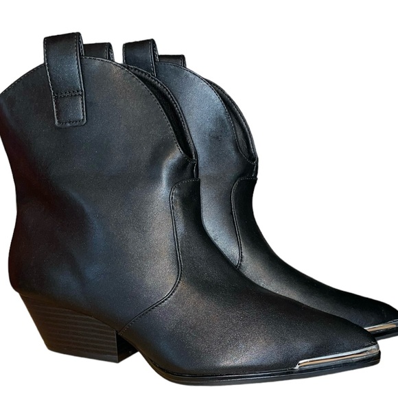 Universal Thread Shoes - UNIVERSAL THREAD Henley Low Heel Flex Shorty Western Bootie - NWT